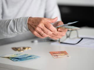Veľký prepočet dôchodkov sa skončil: Niektorí seniori dostanú navyše desiatky eur, iní aj stovky mesačne!
