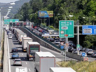 Ranné kolóny v Bratislave a okolí: Nehoda na D1 aj v Rovinke, zdržania až hodinu